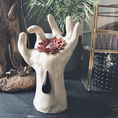 ceramiczna ręka